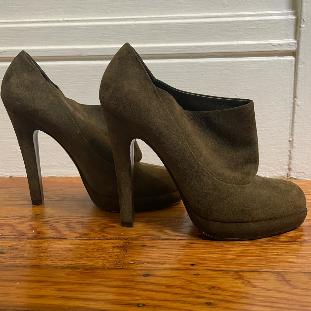 Yves Saint Laurent Suede Hunter Green Booties With 4.5inch Heel. Size 39eu